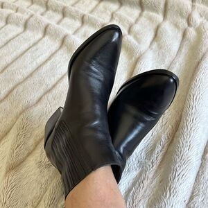 Michael Kors EUC  black leather ankle boots🖤🖤.